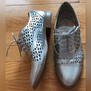Womens Size 7 1/2 Sam & Libby Silver Shoes